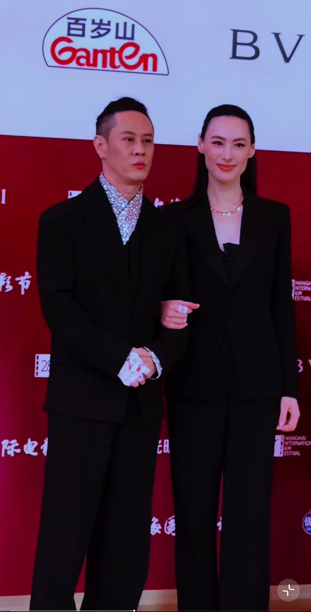 我可以接受男的比女的矮，但我不接受男的穿高跟鞋👠。导演马浴柯与演员梁洛施竟然是