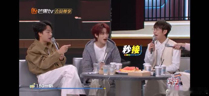 丁程鑫对春晚印象最深的是机器人转手绢 被问起最深刻的春晚瞬间，小丁在一众经典回忆