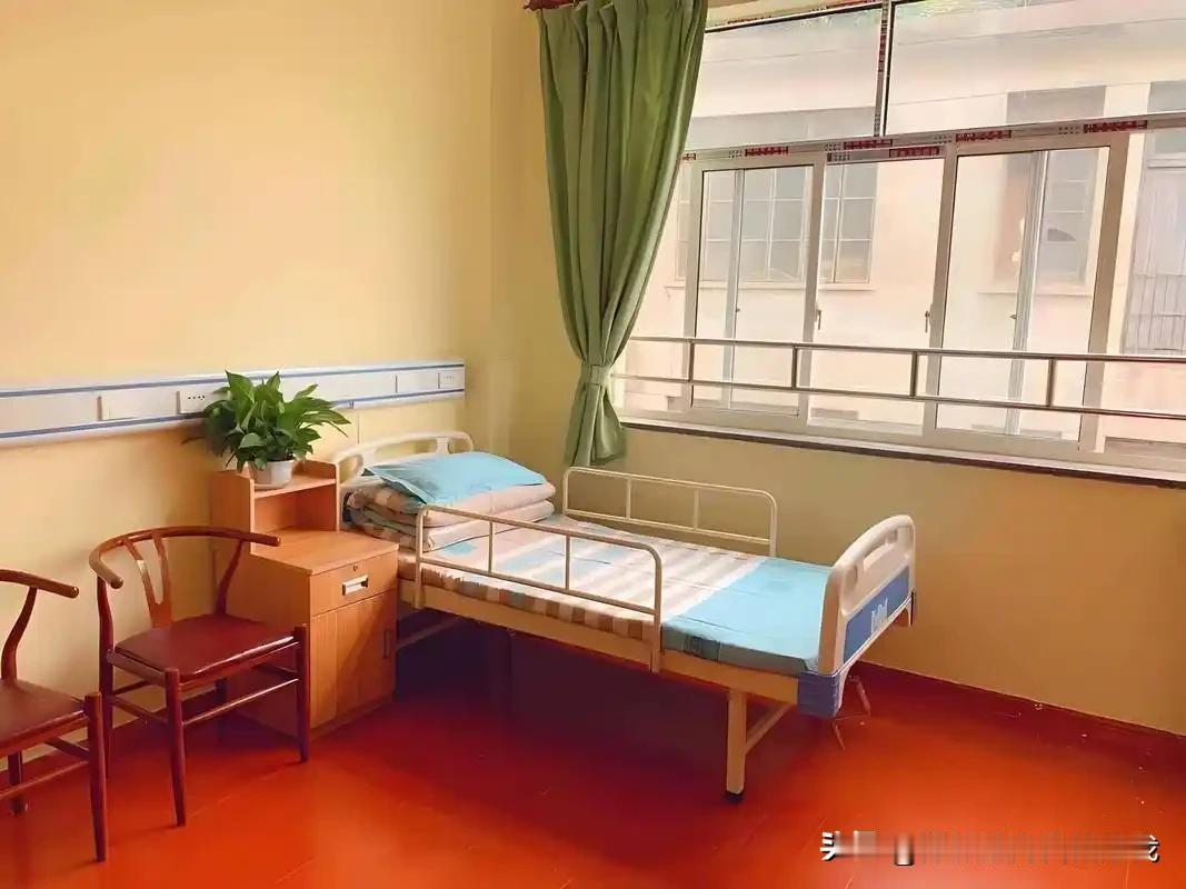 七旬老人养老院遭八旬室友殴打，官方通报来了！

养老院里本该是安享晚年的地方，可