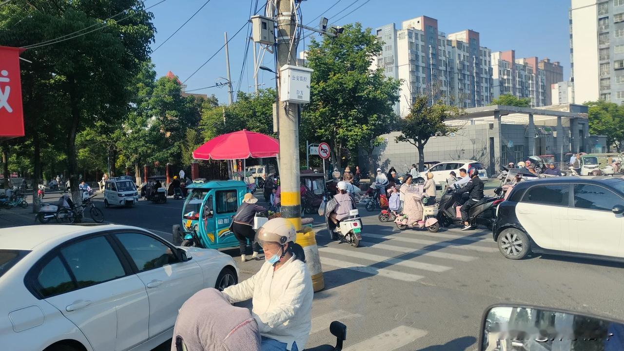 #占道摆摊合法吗#有人会替占道摆摊的说话那么这些站出来说话的人请翻翻你们当地的省