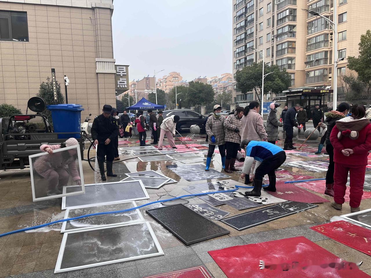 智想大成物业还真是不错[赞][赞]
   周末一大早，就被保洁阿姨电话吵醒，原来