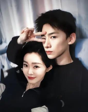 你们这么亲不扎嘴吗 在《与晋长安》的吻戏预告中，男主因剧情设定（丞磊饰）戴面具亲