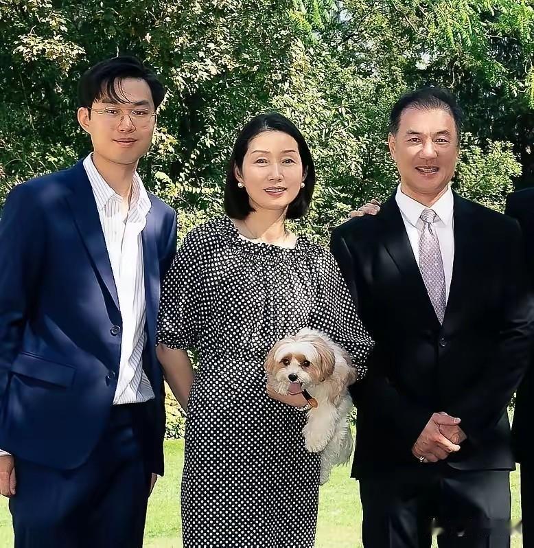 瑜这桩婚，外人算了太久账。

不是因为她一米七八往秀场一站多扎眼

也不是因为林