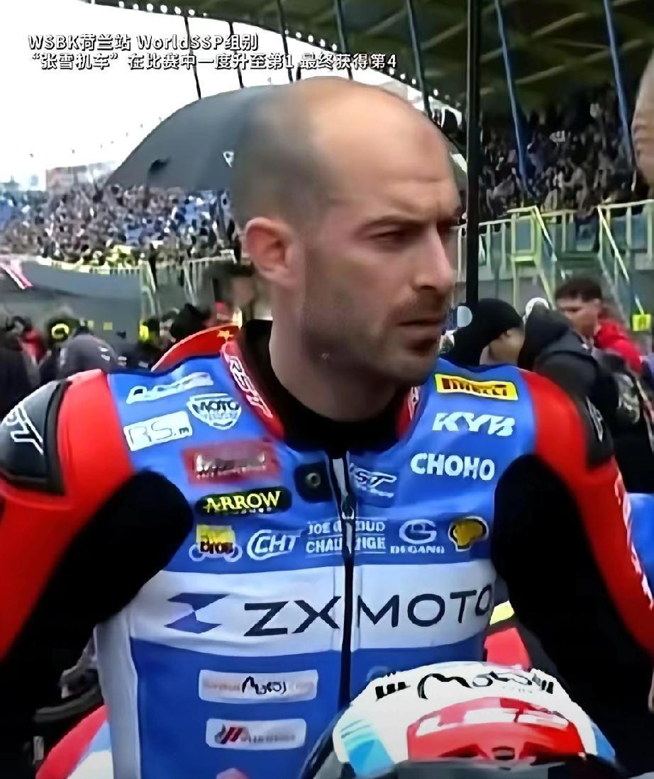 德比斯，你跑个屁！”
最后一圈，德比斯紧咬牙关。前面五台雅马哈，四台杜卡迪，像堵