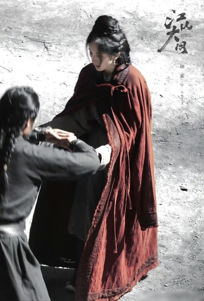 男主剧本撕了重写，就为等杨幂点头演冯太后，你还以为只是和唐嫣撞角？
搞反了。人