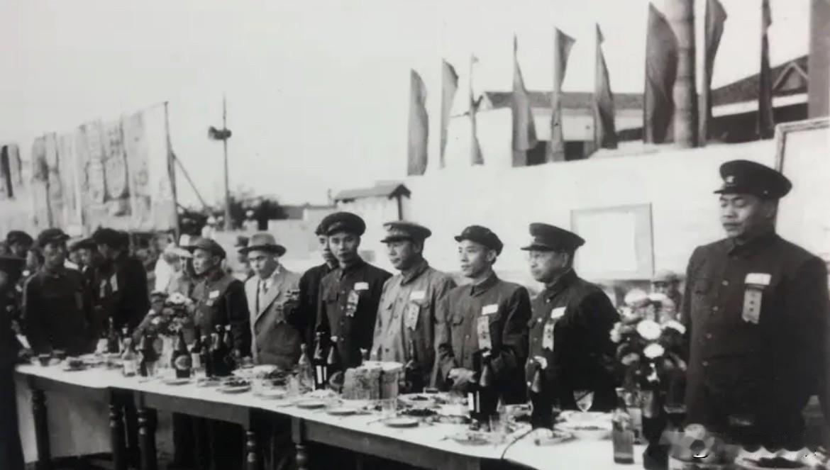 1953年9月1日，哈尔滨军事工程学院成立暨第一期开学典礼大会。​主席台右起：副
