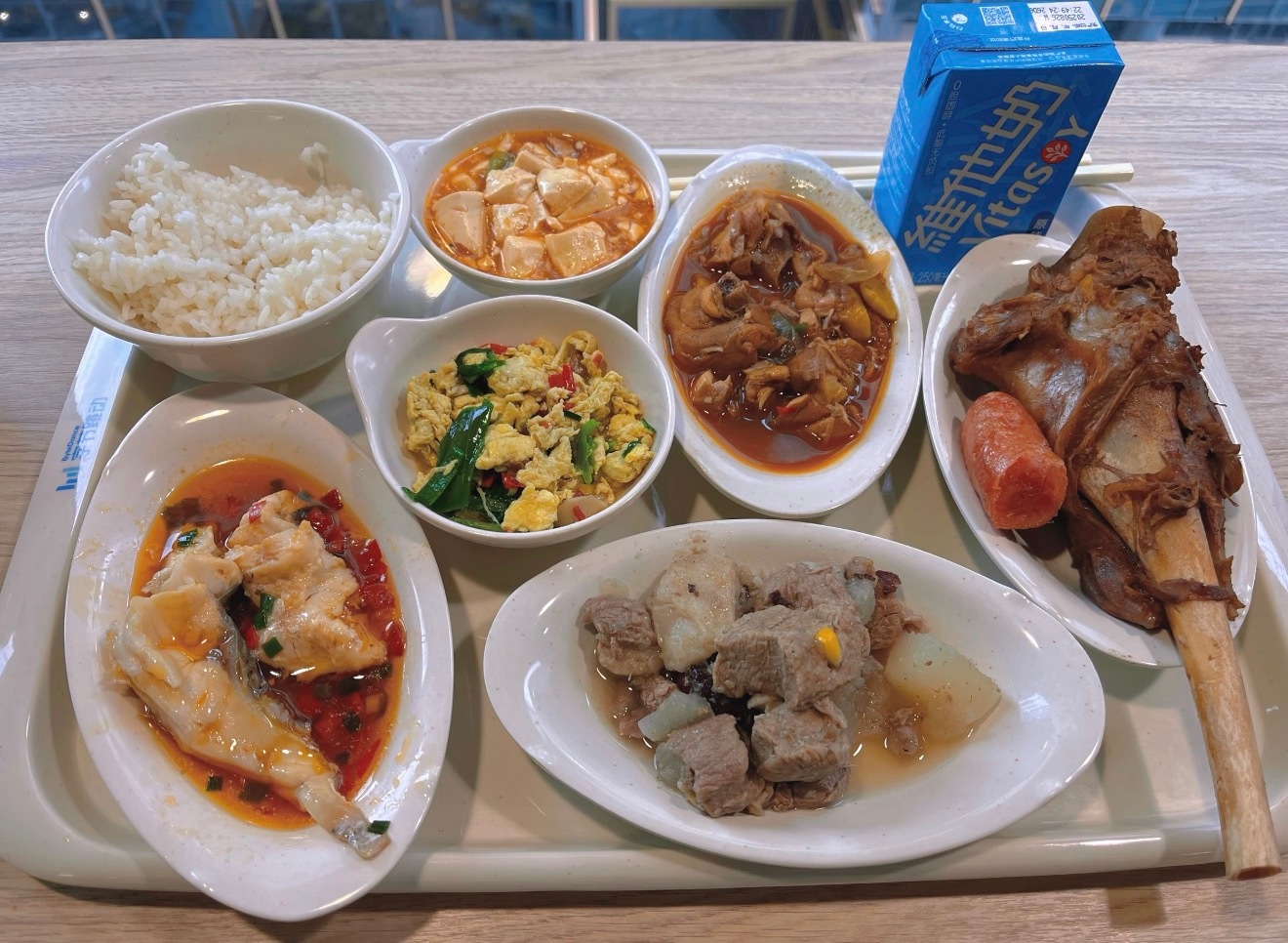 字节跳动100元餐标的免费三餐字节这伙食绝对是大部分的天花板了，还是免费三餐。这