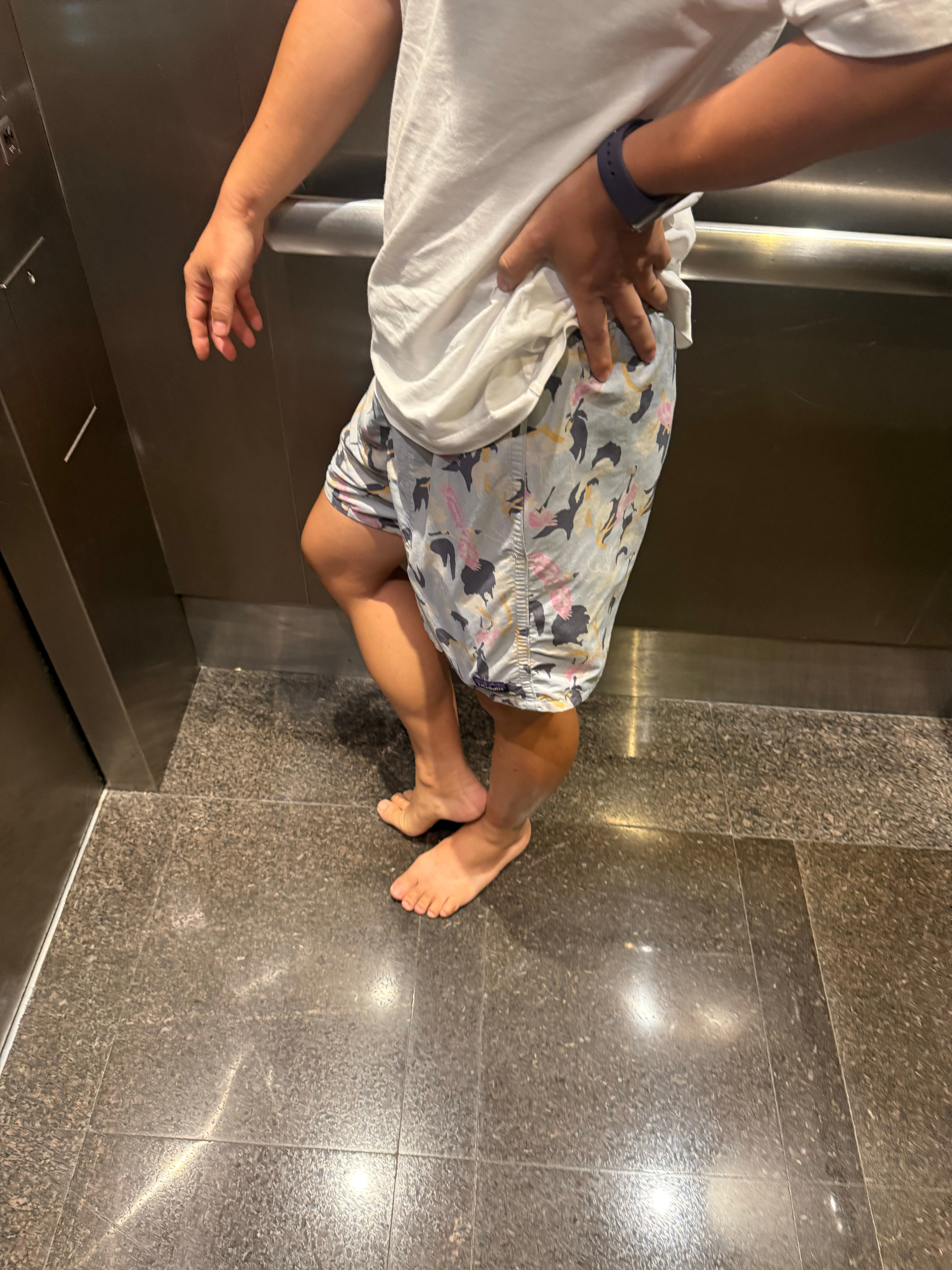 今天小孩不在家小陈很开心，说：今天就听你的我：那你出门别穿拖鞋……他光脚跟着我出