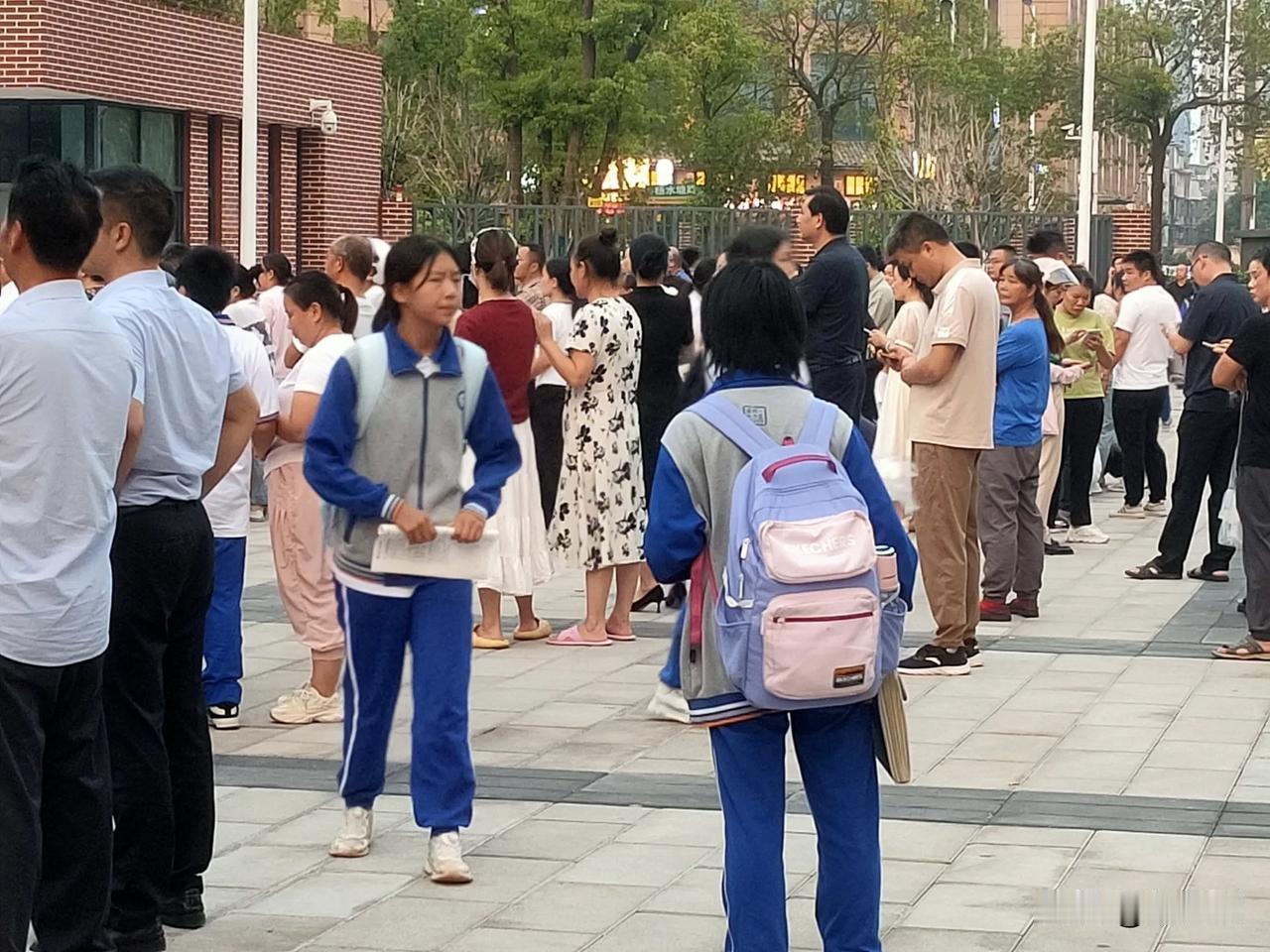 教育系统放学之乱象，家长们提前围在校门外等孩子放学，校门外道路交通拥挤不堪。如果