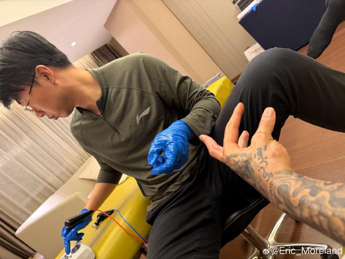 莫兰德刚刚发个微博写道：Dislocated my finger（手指脱臼了） 