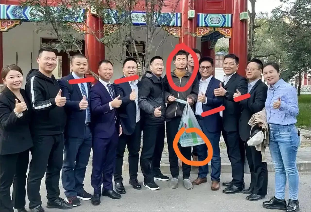 那些你没见过的“韦神”照片！
这两天北大教授、素有“韦神”之称的
韦东奕登上热搜