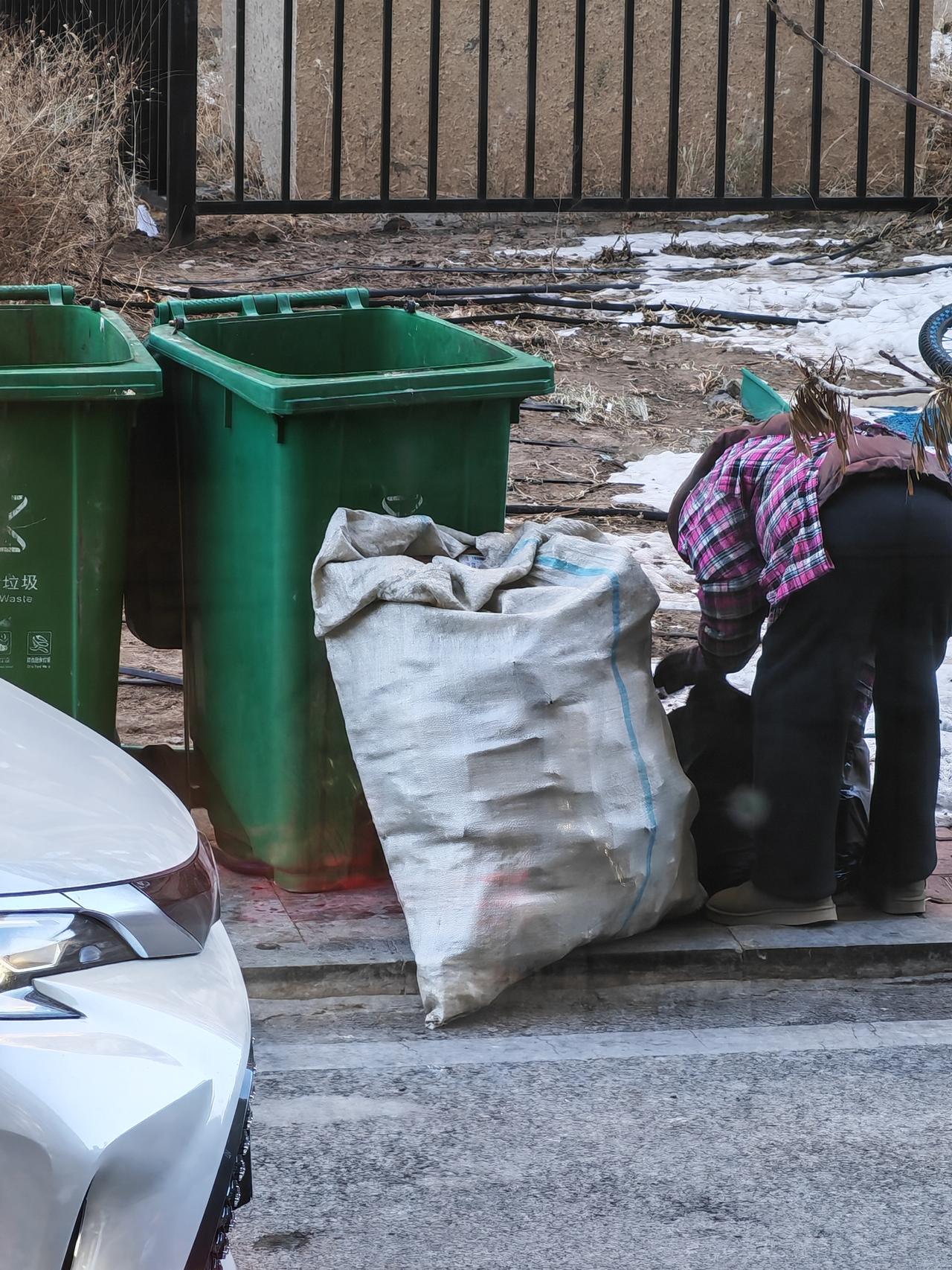 小区里住着一位年逾古稀的老太太，每日都提着蛇皮袋在垃圾箱里翻寻能换钱的物件。她每