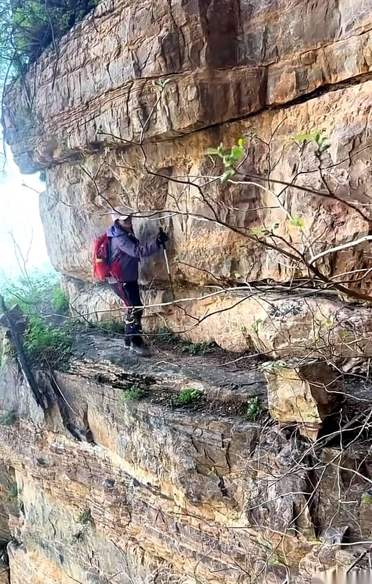 南太行那条野路，就一脚宽，旁边连个护栏都没有。
前面那哥们，半个身子都探在悬崖外
