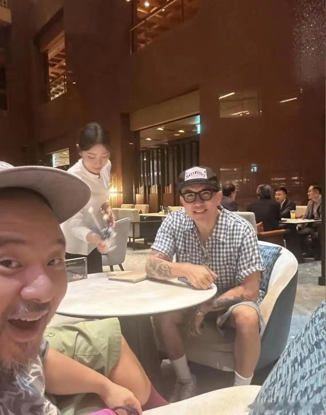 具俊晔最近非常难得的和好朋友一起奢侈了一把，两个人来到高档餐厅吃甜品和咖啡，平时