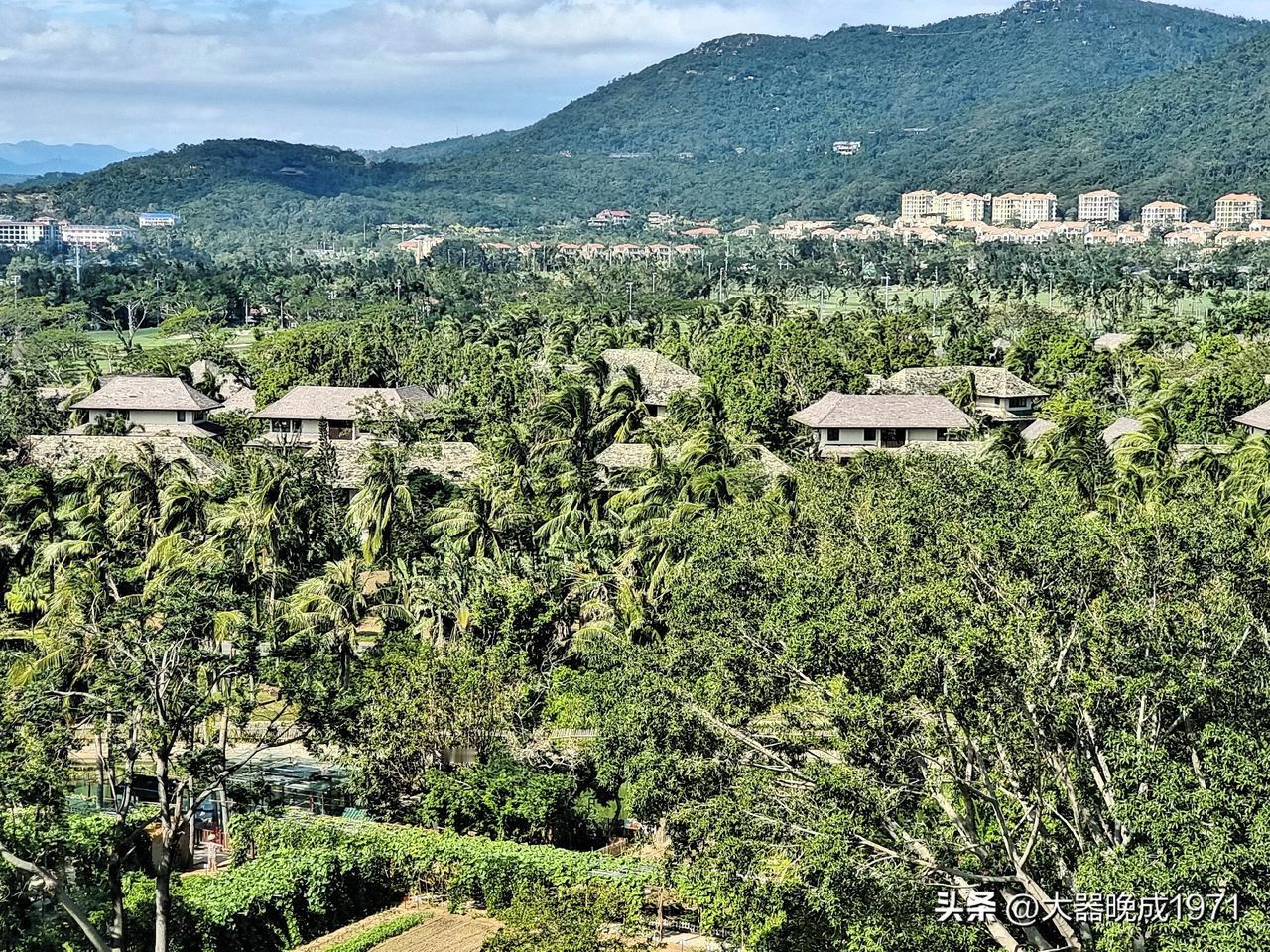 上联：屋后青山绿
下联：房前绿水清

终生坚持作品原创的人
图片来源于作者拍摄