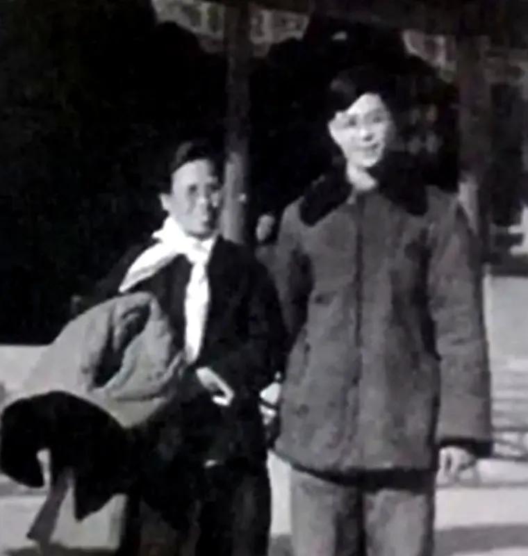 1941年，谢育才夫妇被俘，在狱中生下一个孩子，为了逃出去，夫妻二人将孩子交给特
