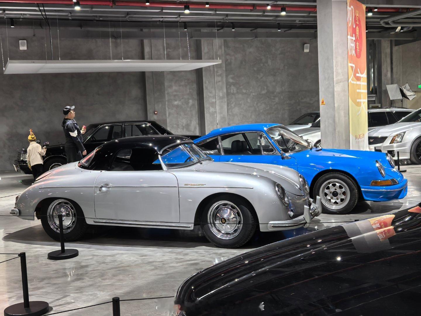 下午才棚拍，有一点时间来这里打个卡，有十几二十台展车，新旧都有一些，看看老车，挺