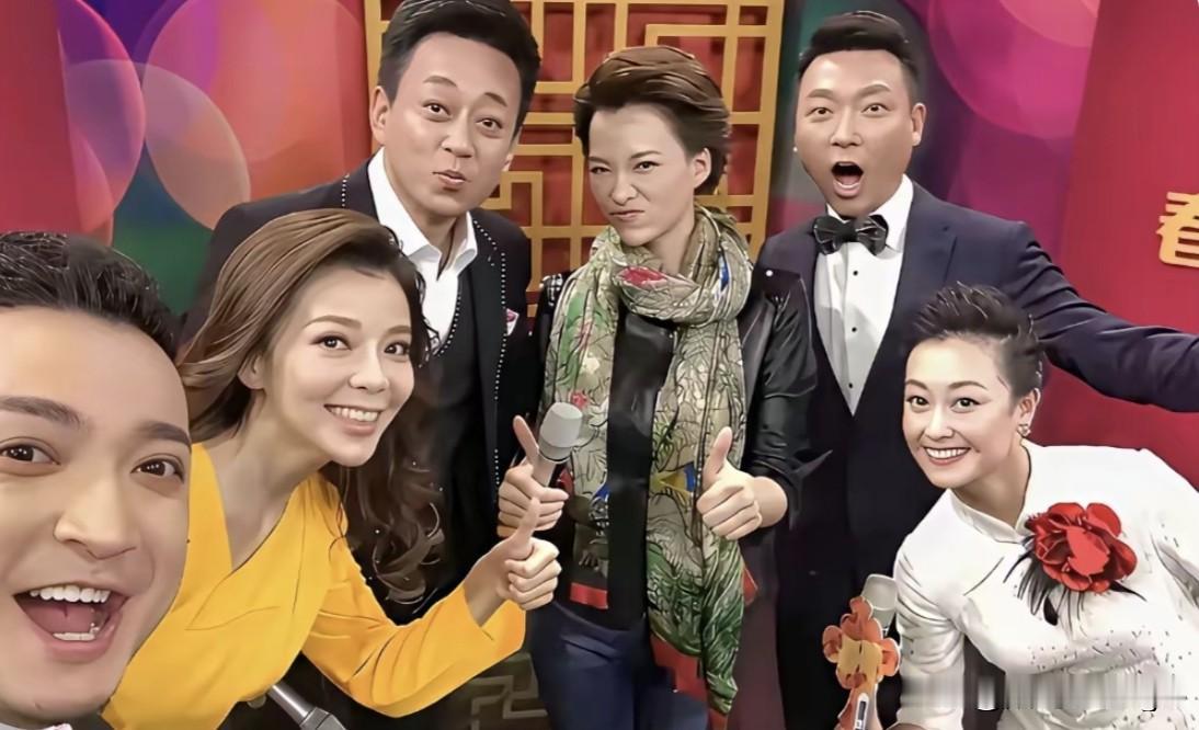 六位央视主持人私下合照十分放松，一改舞台上端庄稳重的模样。后排三位各有搞怪神态，
