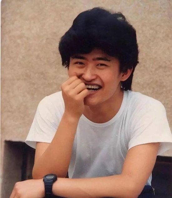 一代歌王刘欢抵不住病魔，天使一般的嗓音回荡夜空，中秋节夜晚月圆人难圆。

每一个