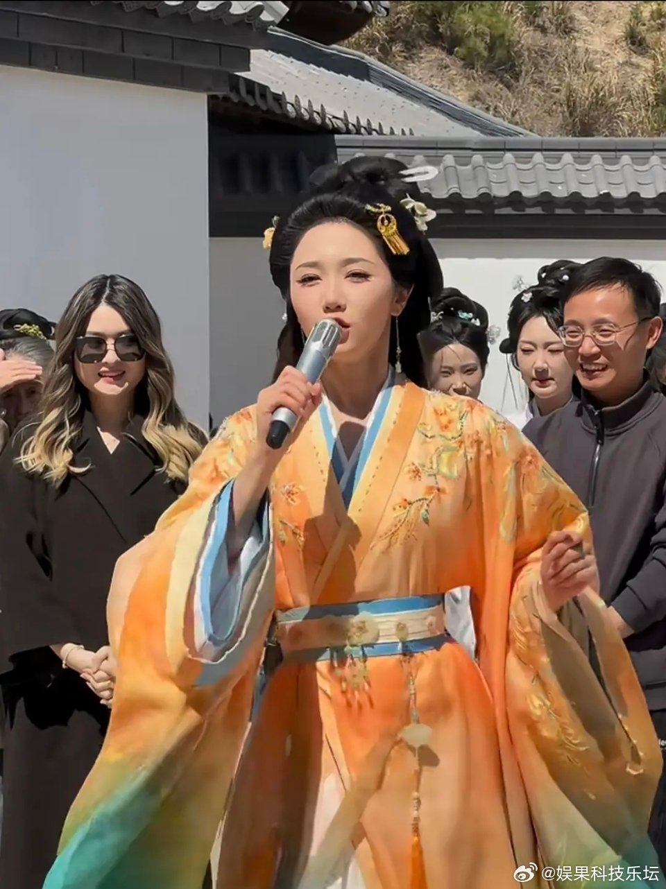 孟子义的造型火了，素人都穿上了 