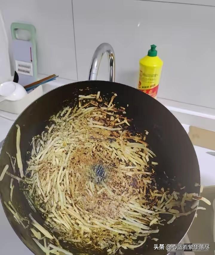 炒土豆丝作为最普通的一道家常菜，但是却有很多人都炒不好土豆丝，比如这位网友炒出来