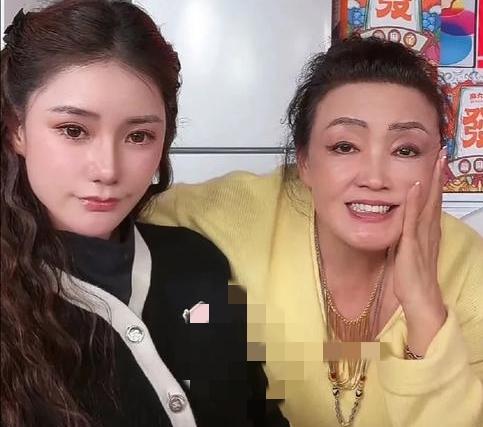 世人总以为豪门家庭多是利益牵绊、人情淡薄，殊不知最动人的亲情温情，往往藏在烟火日