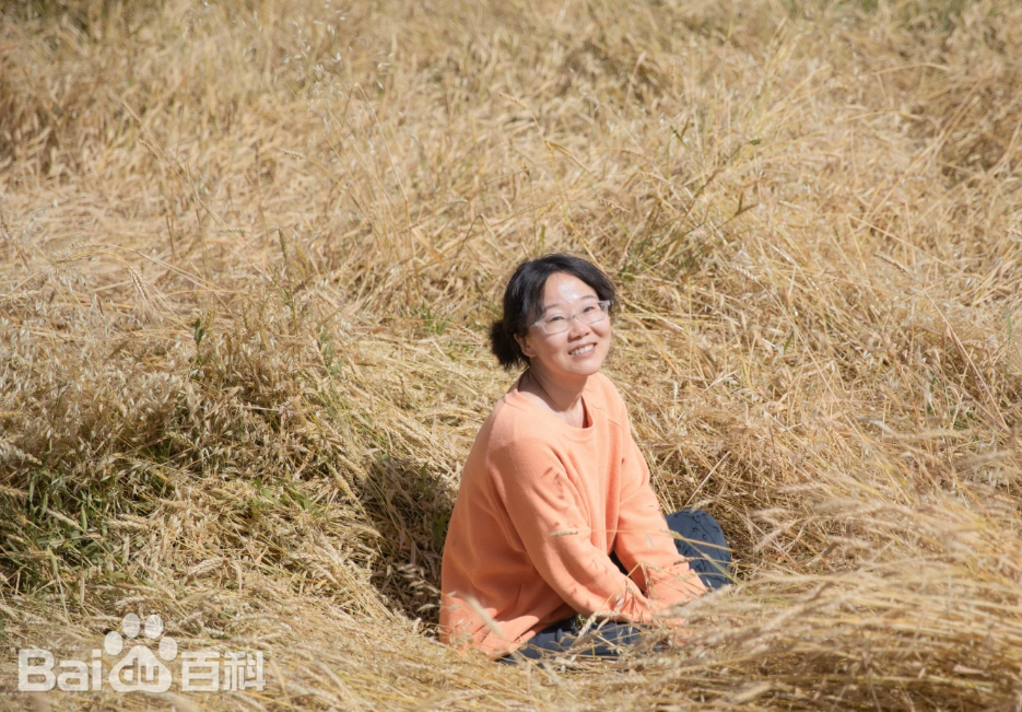 作家李娟10年没见妈妈了 十年没见妈妈，确实少见，但也说明母女关系非常淡了。跟母