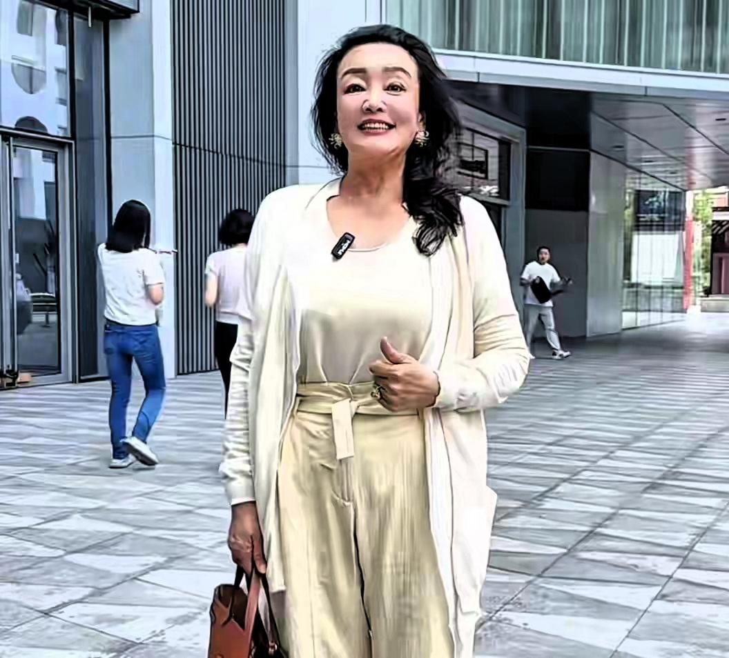 时隔数月再回奶奶身边，小玥儿的变化，看哭无数普通人
 
很多孩子骨子里的胆怯，从