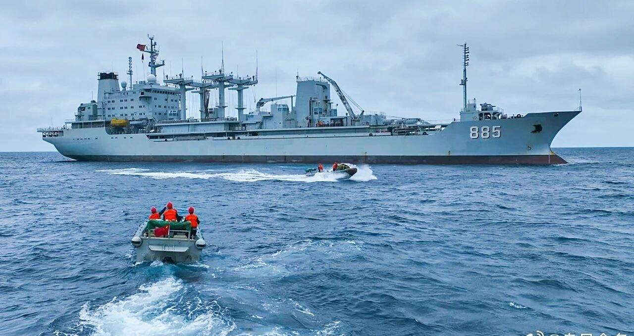 中国海军[超话] 老当益壮｜青海湖舰，曾是人民海军吨位最大的综合补给舰。服役近3