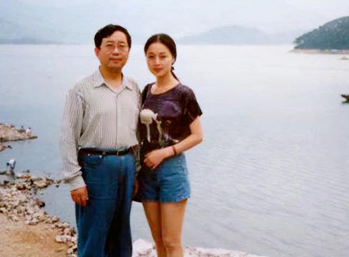 年轻时的余秋雨和马兰合影！那时的马兰可真漂亮，古典闲雅，纯净迷人，不愧是黄梅戏“