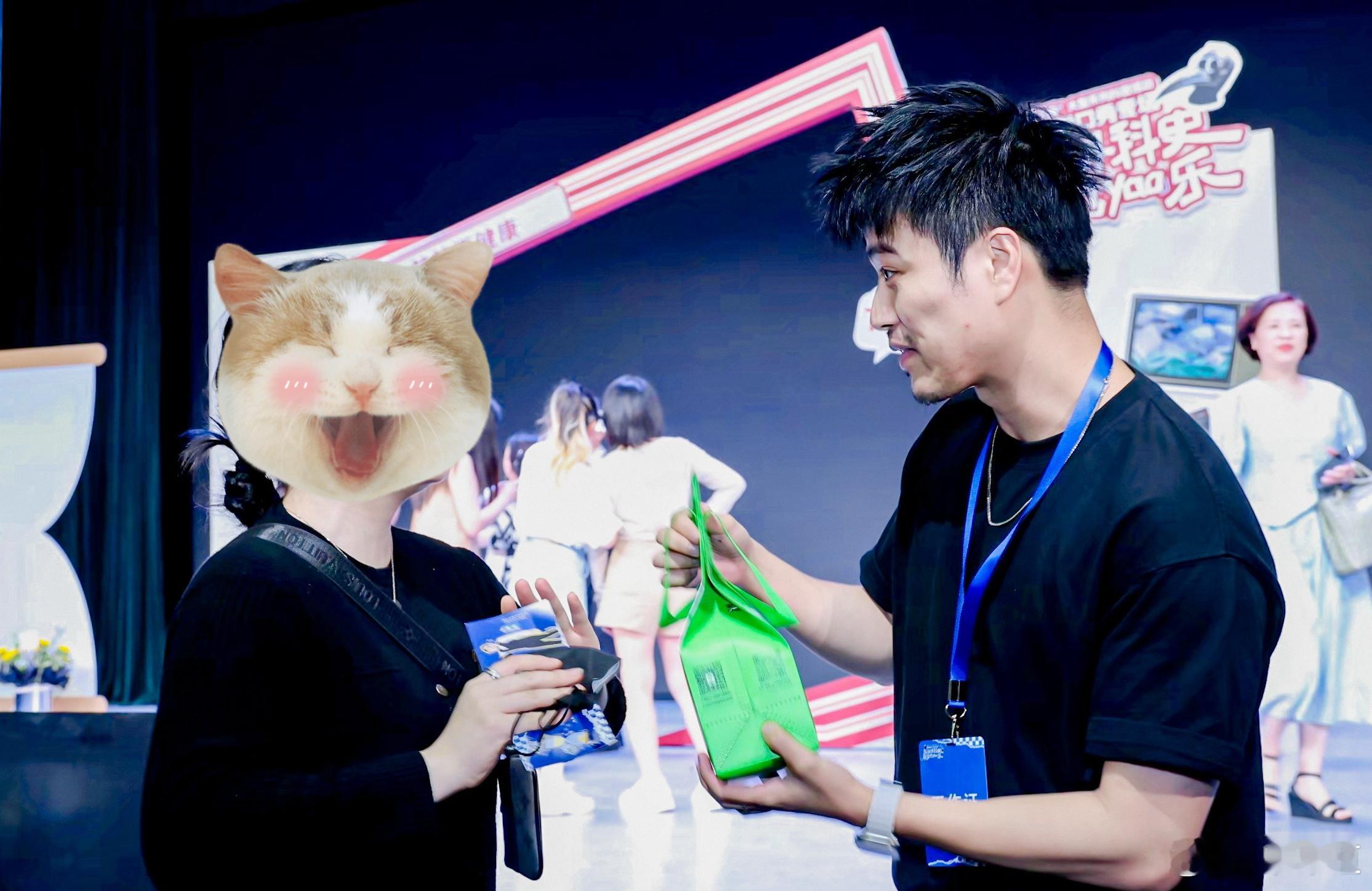 这个年纪还是容易被一些真诚和用心打动到泪目的小人物一枚！常常有种不配得感，受宠若