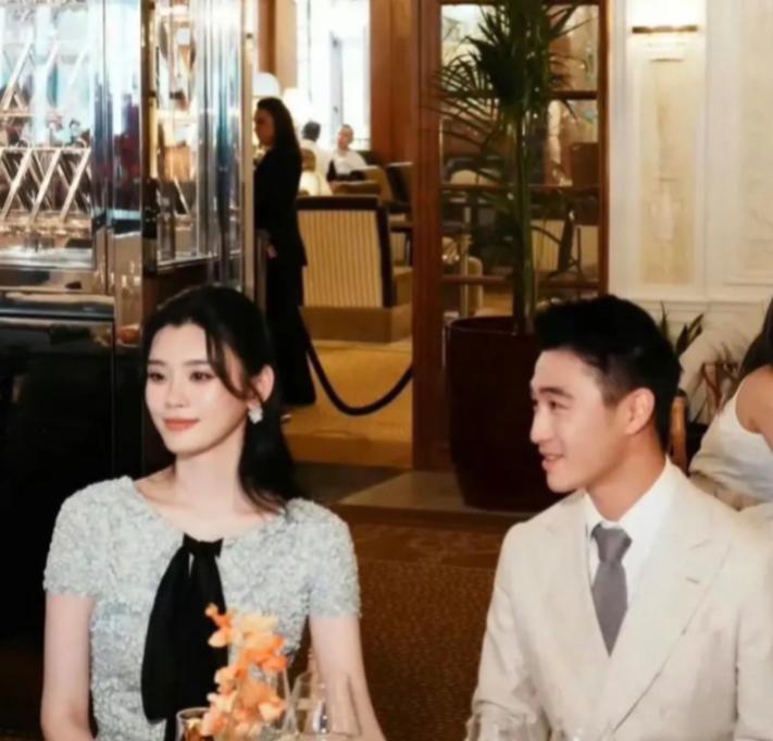 何猷君、奚梦瑶补办婚礼
老话讲“良缘不怕迟，好事多磨”，相恋七年的奚梦瑶、何猷君