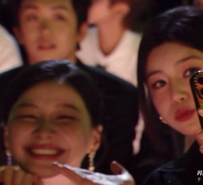 陈妍希和金靖合照陈妍希金靖捧脸合照这是什么神仙同框！陈妍希和金靖捧脸合照，温馨又