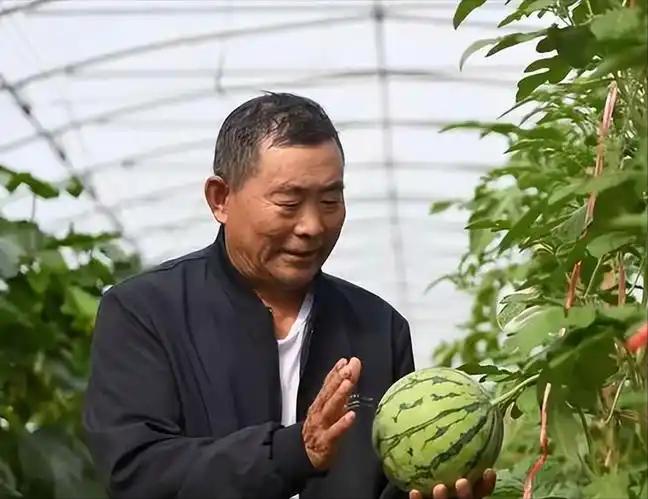 一位没上过大学，连高中都没毕业的黑龙江农民，拒绝300万美元的挖角，攻克了让美国