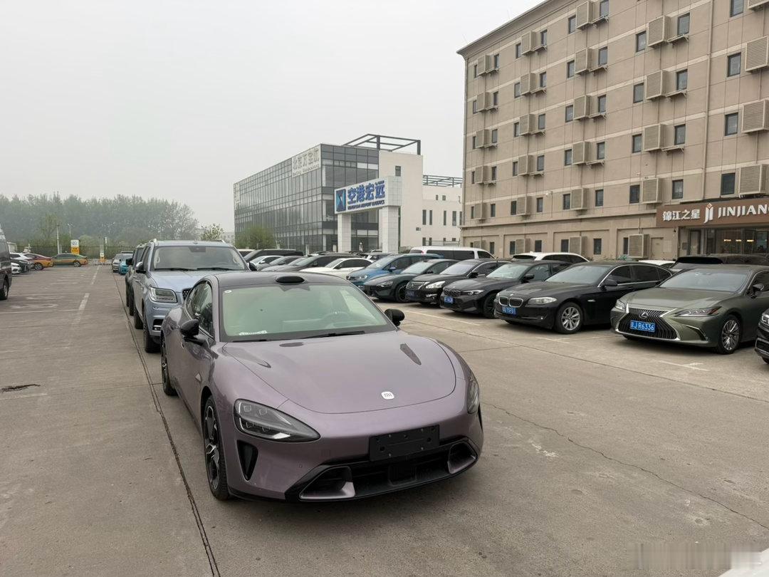 一个酒店的停车场，两台没有上牌的小米 su7。雷总每天那么拼，对销量那肯定还是有