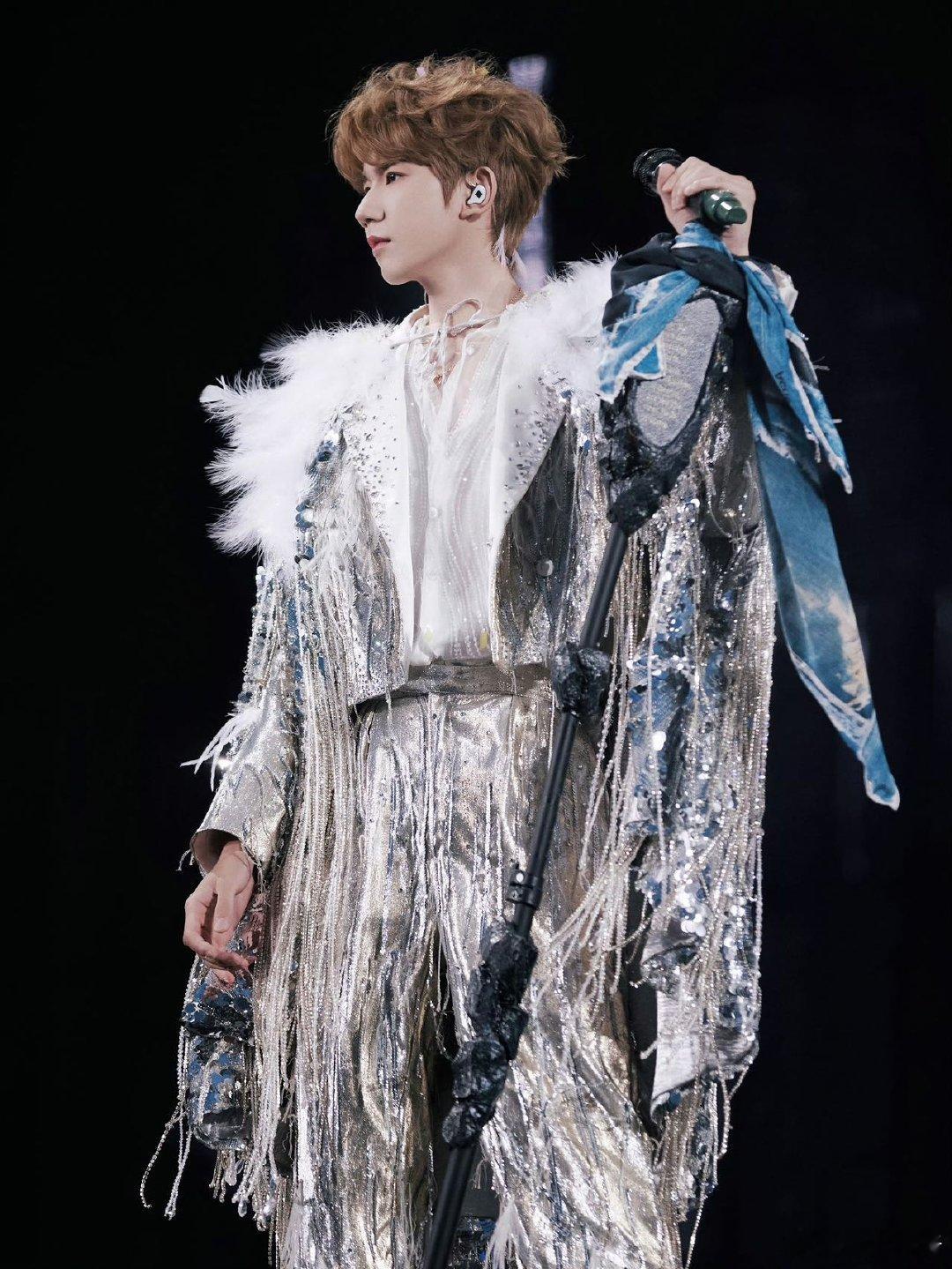 王源完全不吃压力王源真的太宠粉丝了 上海第二场巡演名场面，全场粉丝热情喊话不断，