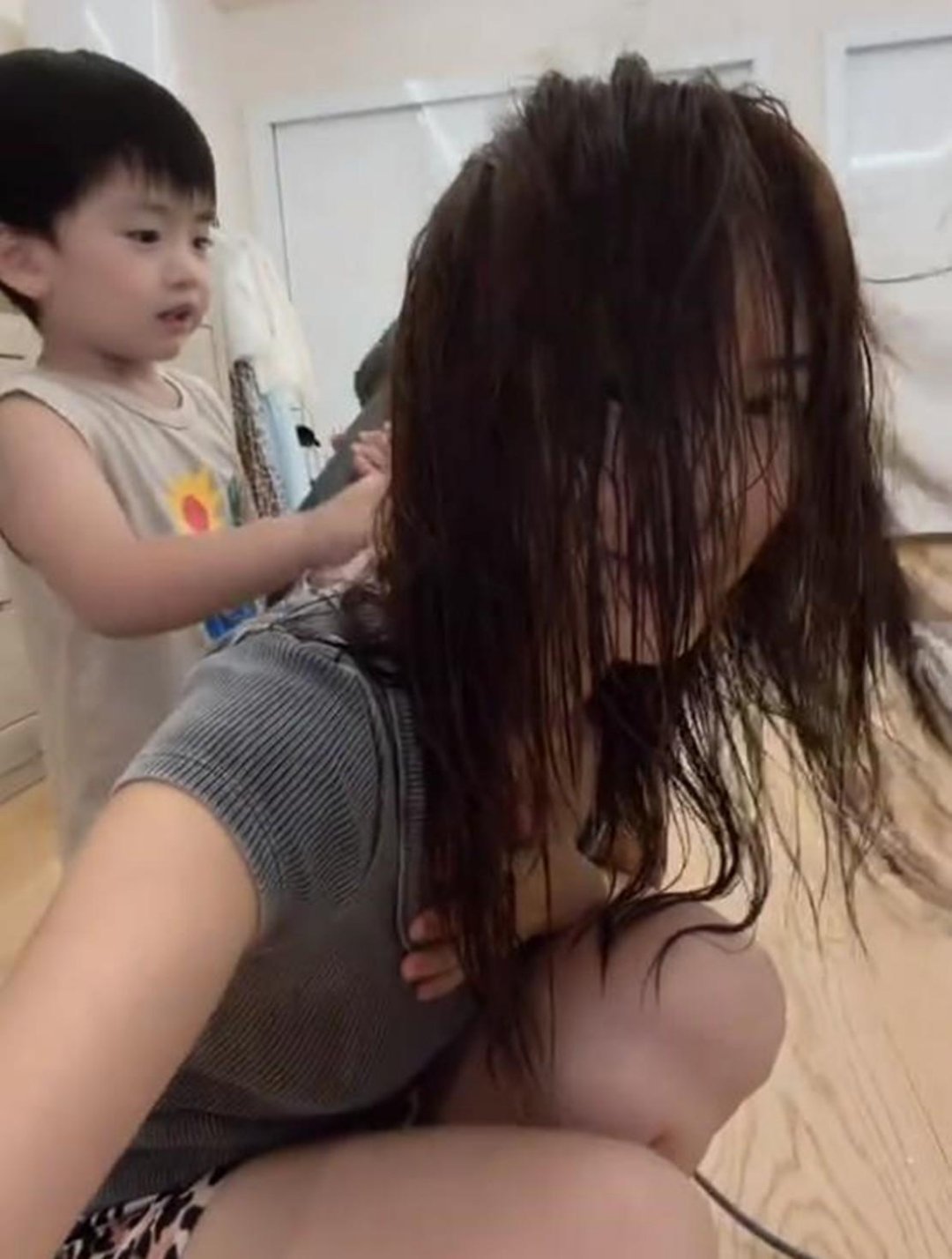 李念3岁儿子帮她吹头发，浴室比客厅都大，41岁生仨娃仍似小白花 