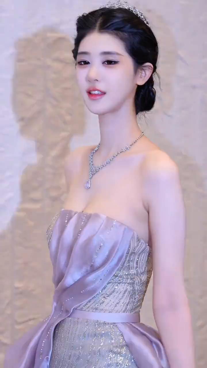 白星河ung全球联合选美盛典总冠军。
