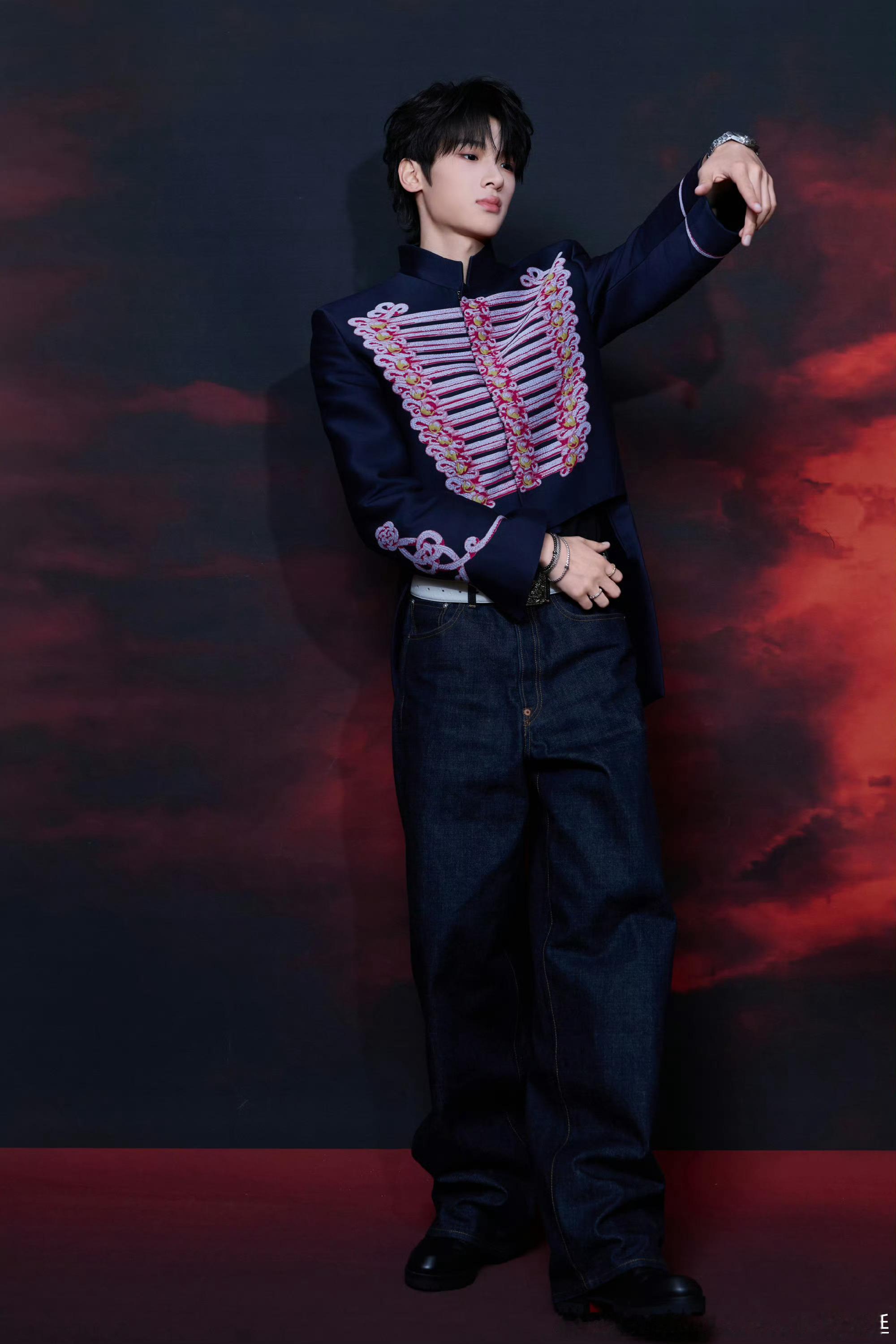 张峻豪演绎Christian Louboutin 男士短靴品牌官方认领，SHUN