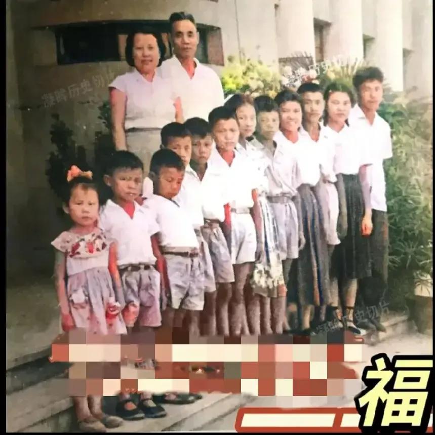 这是开国中将，炮兵副司令员吴信泉与妻子和孩子的全家福。吴信泉夫妻一共生育了十二个