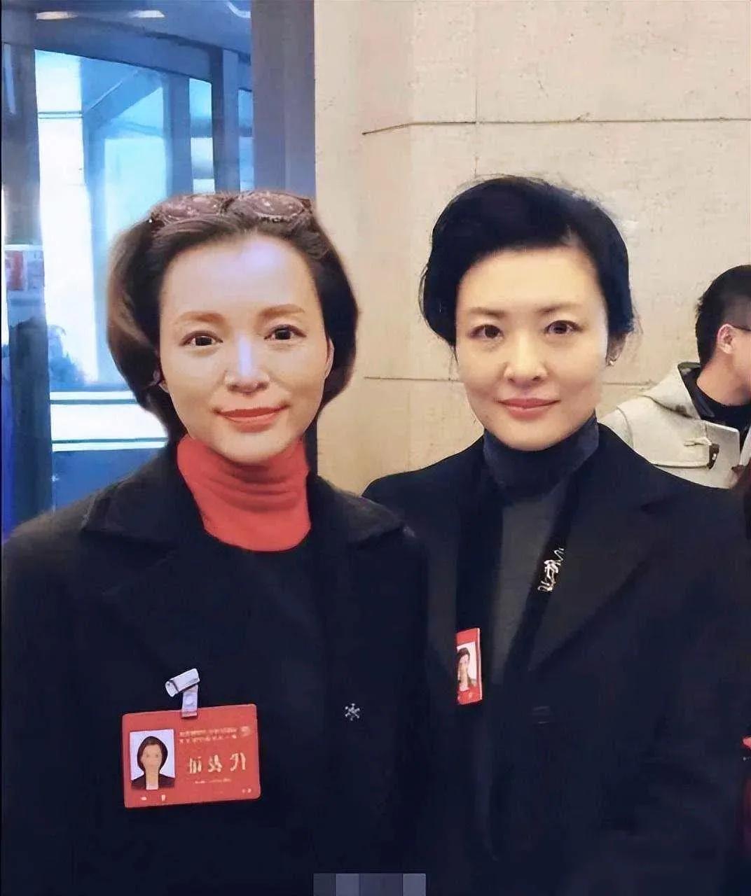 难得一见的央视一姐卸妆合影
当看到50岁的董卿同框55岁的周涛，我才明白，自然老