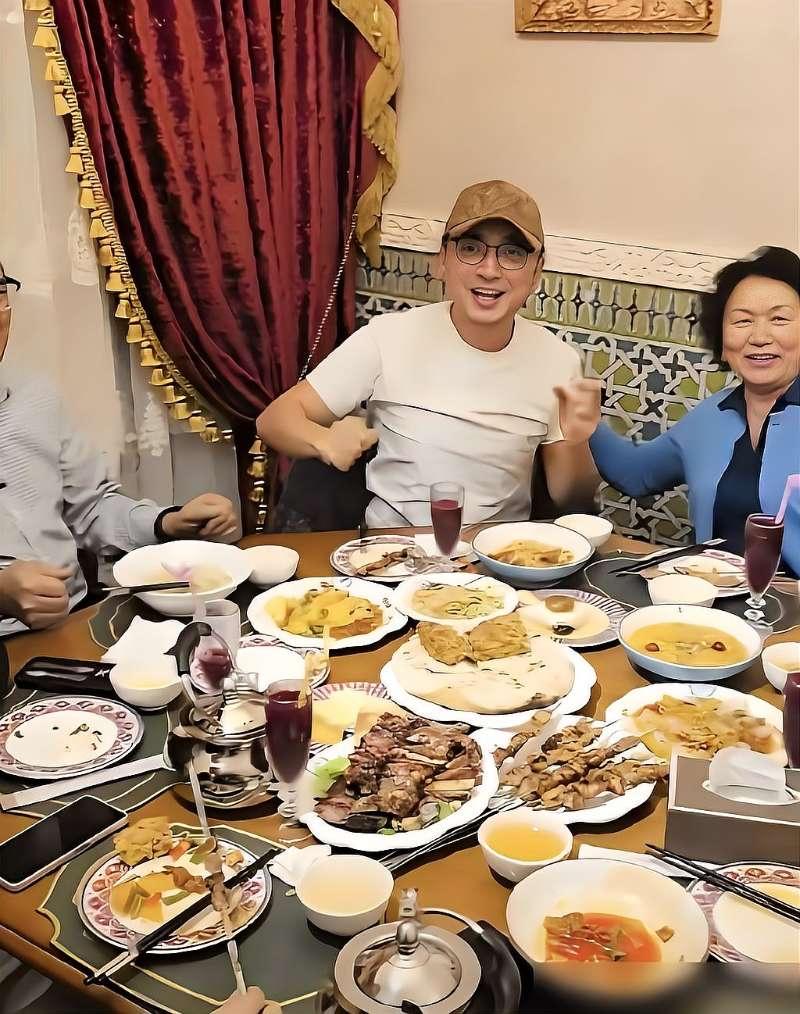 尼格买提春节家宴“全肉宴”引热议！新疆网友揭背后真相

近日，央视主持人尼格买提