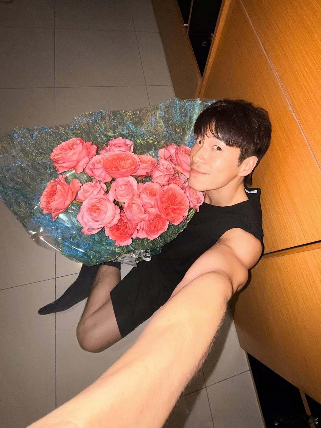 泰男星在泰国订花送到英国给女友 泰星Alek和Bow过纪念日，Alek在泰国订了