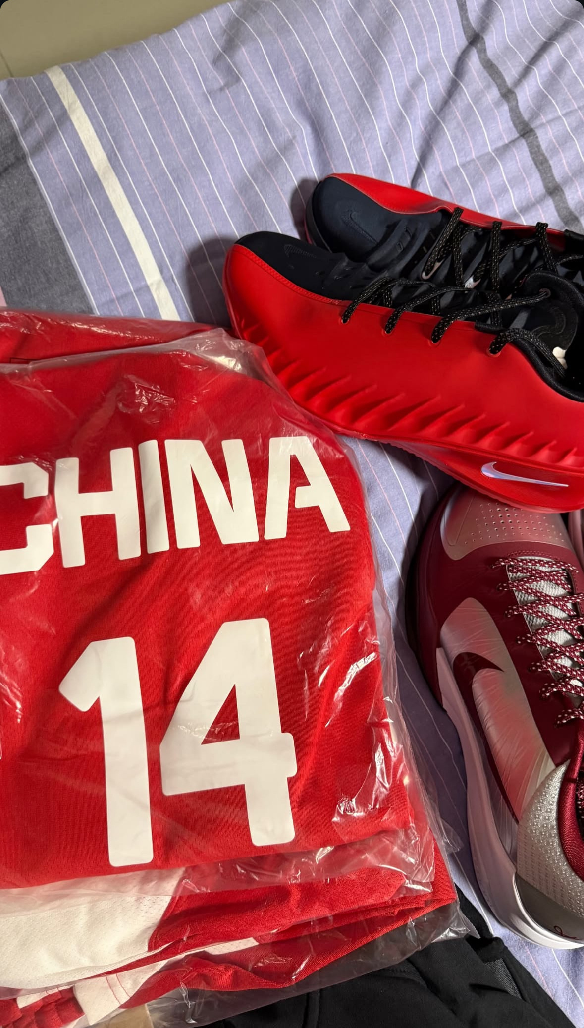 李弘权分享国家队发的装备NIKE GT CUT 4和KOBE 5 Protro 