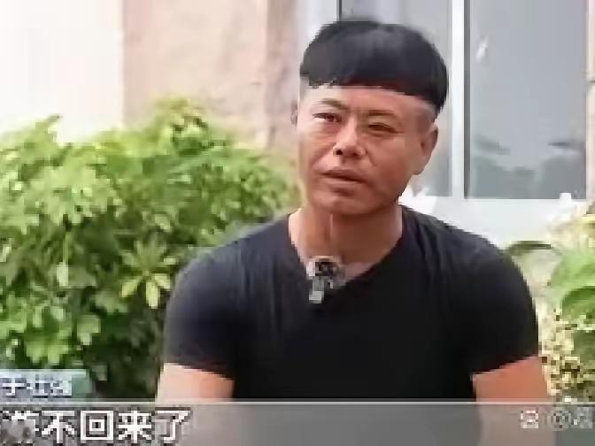 山东威海，一家3口去海边玩，结果，父子俩不慎被海浪卷走，妻子急得大喊：“有人会游