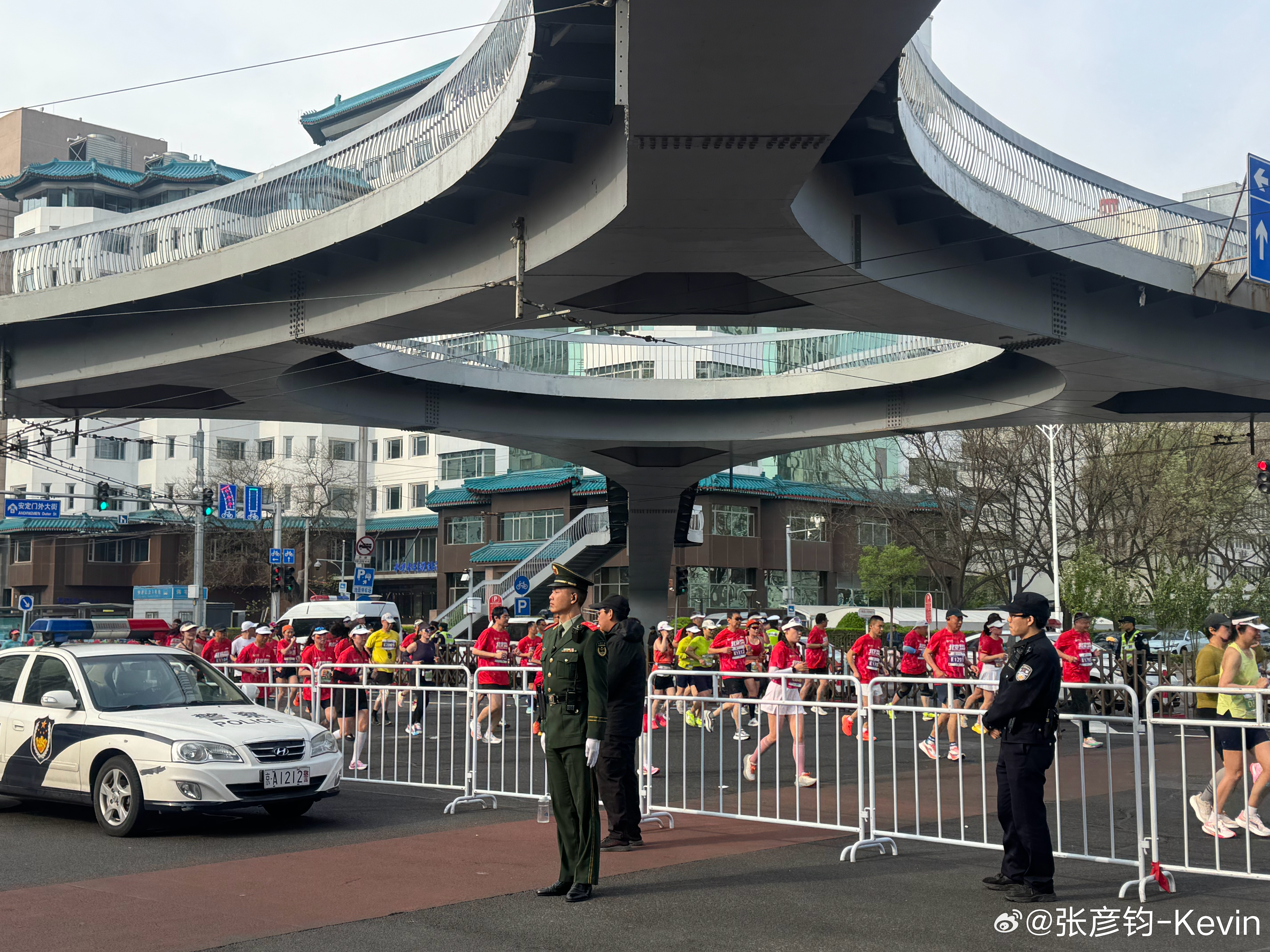 北京马拉松，看看专业的都咋跑？