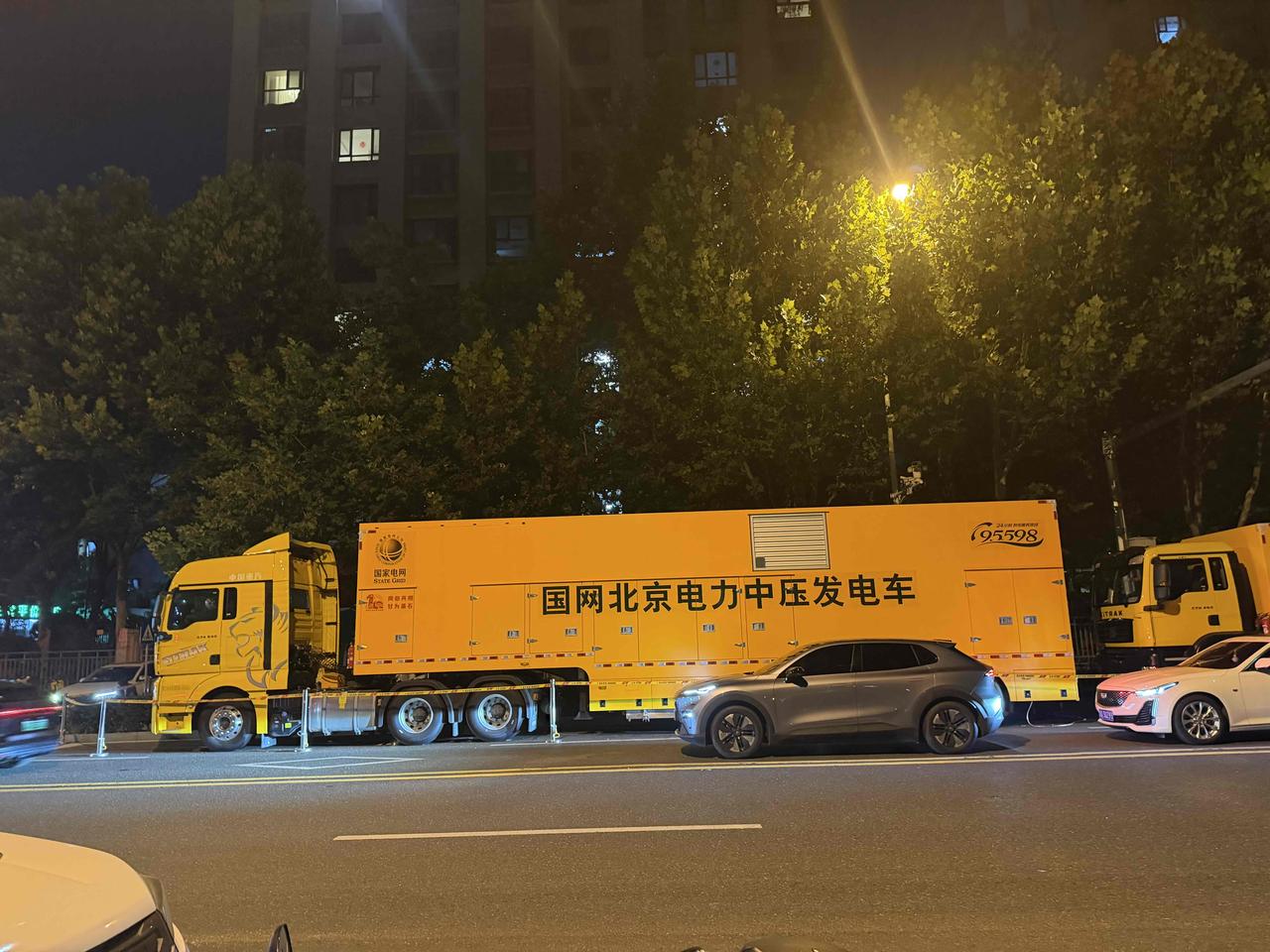 夜幕下的黄色卫士，国网北京电力中压辅助车闪亮登场，守护城市光明！