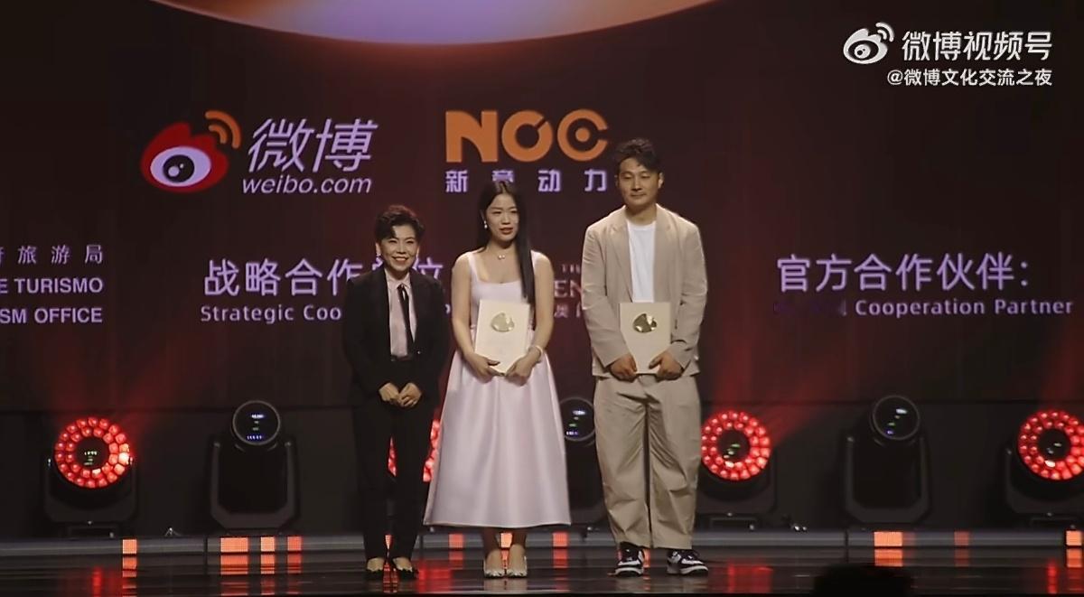 邓亚萍为任子威杨倩颁奖大妞:biu~传递青春正能量。子威:咻~让更多人爱上冰雪。