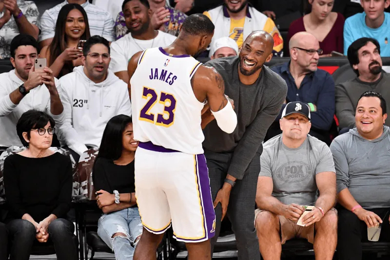 【阿里纳斯开炮：詹姆斯永远成不了科比粉丝的心头好】近日，前NBA球星阿里纳斯在个