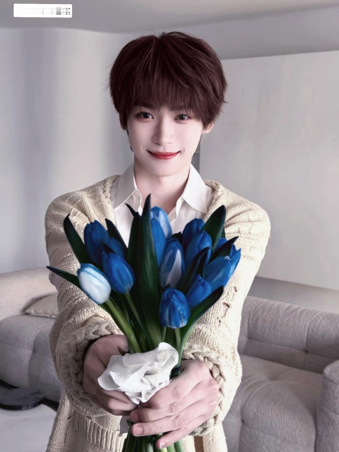 梓渝 zy 梓渝未来可期＂你的眼睛里有星辰大海，里面揉碎了的星星和银河，胜过我看